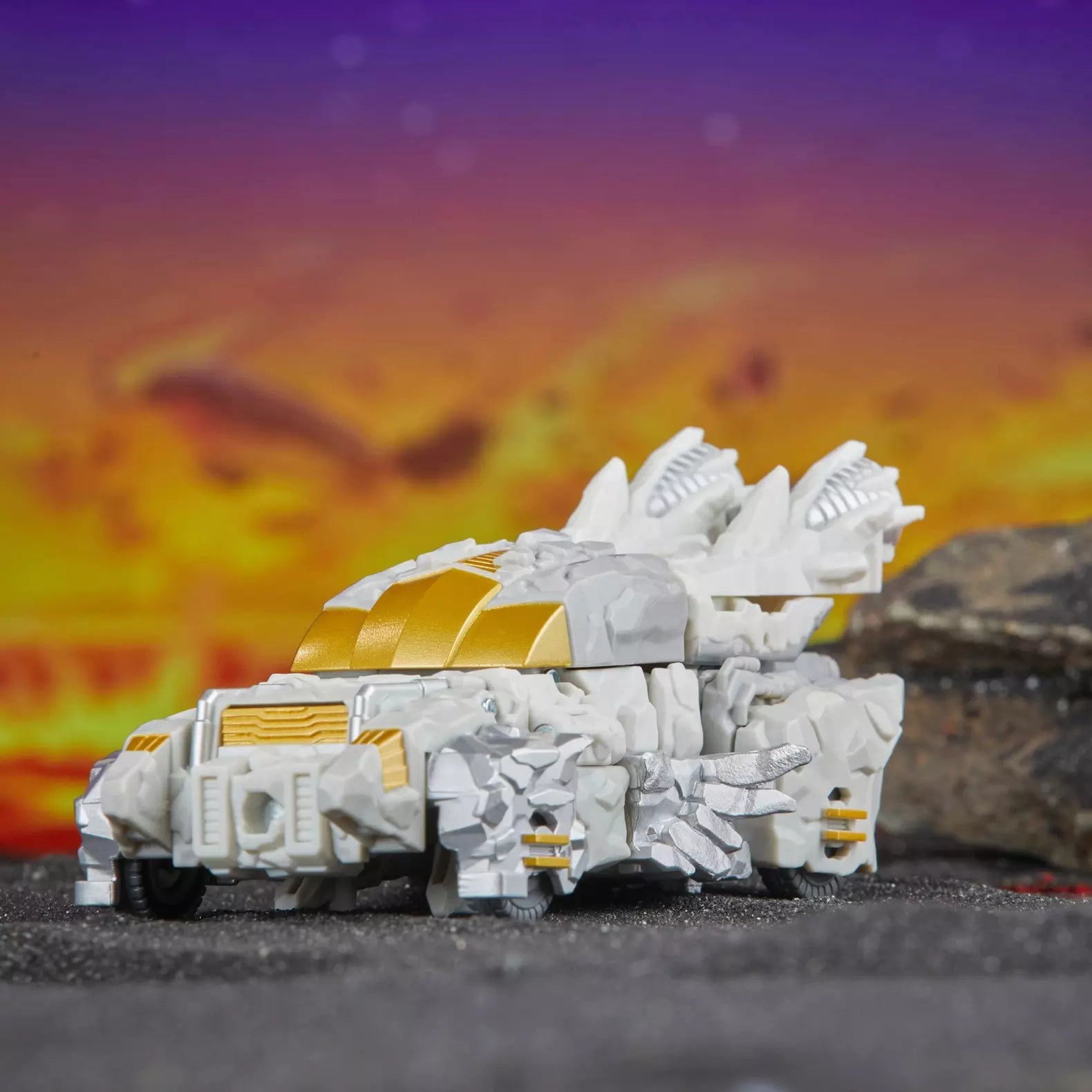transformers-generations-legacy-united-infernac-universe-nucleous-hasbro