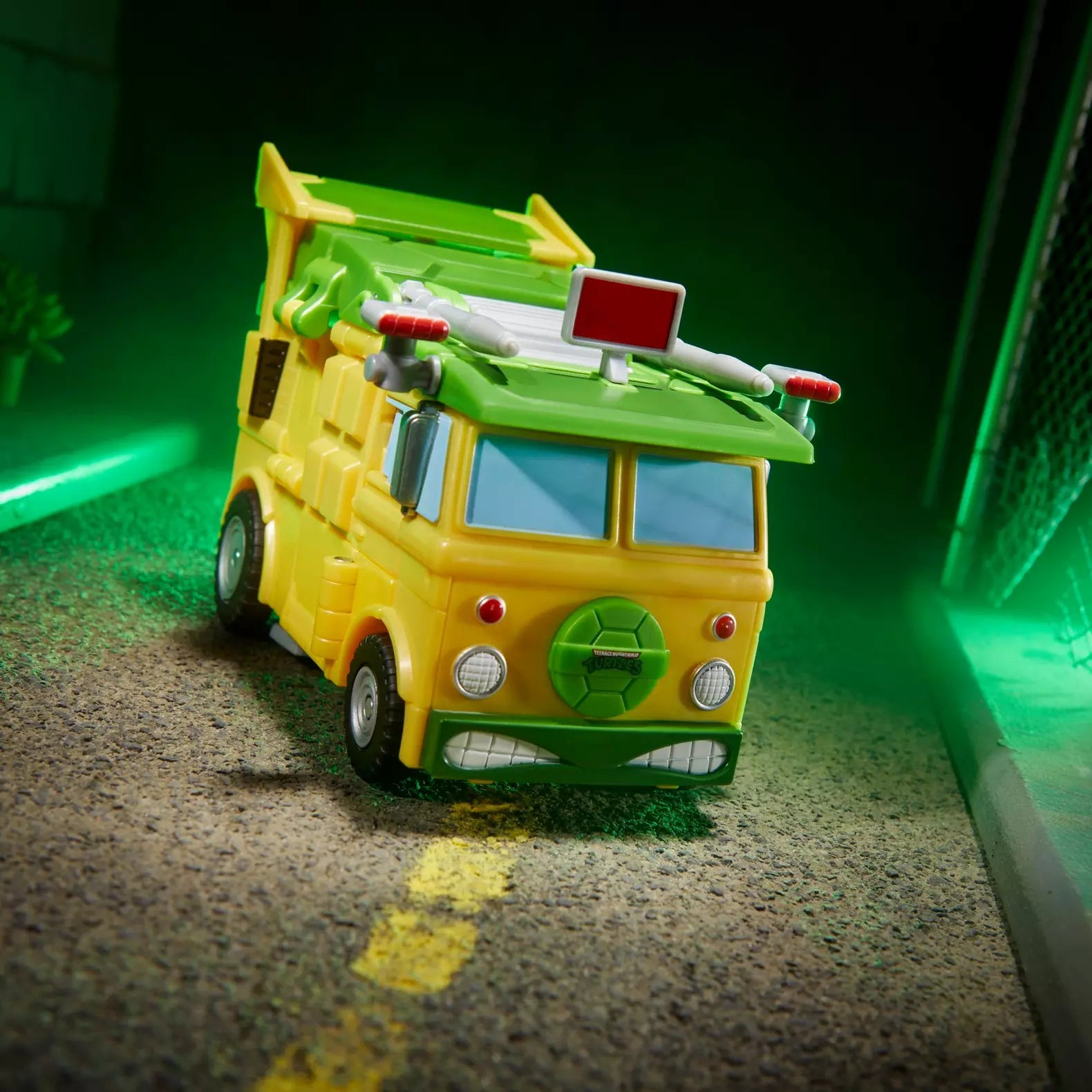 transformers-collaborative-teenage-mutant-ninja-turtles-x-transformers-party-wallop-hasbro