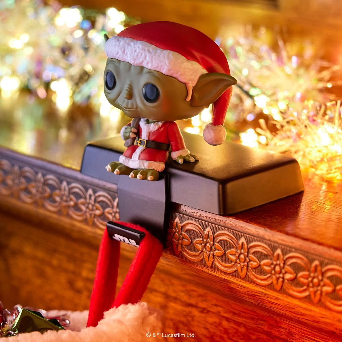 pop-stocking-hanger-yoda-in-santa-outfit