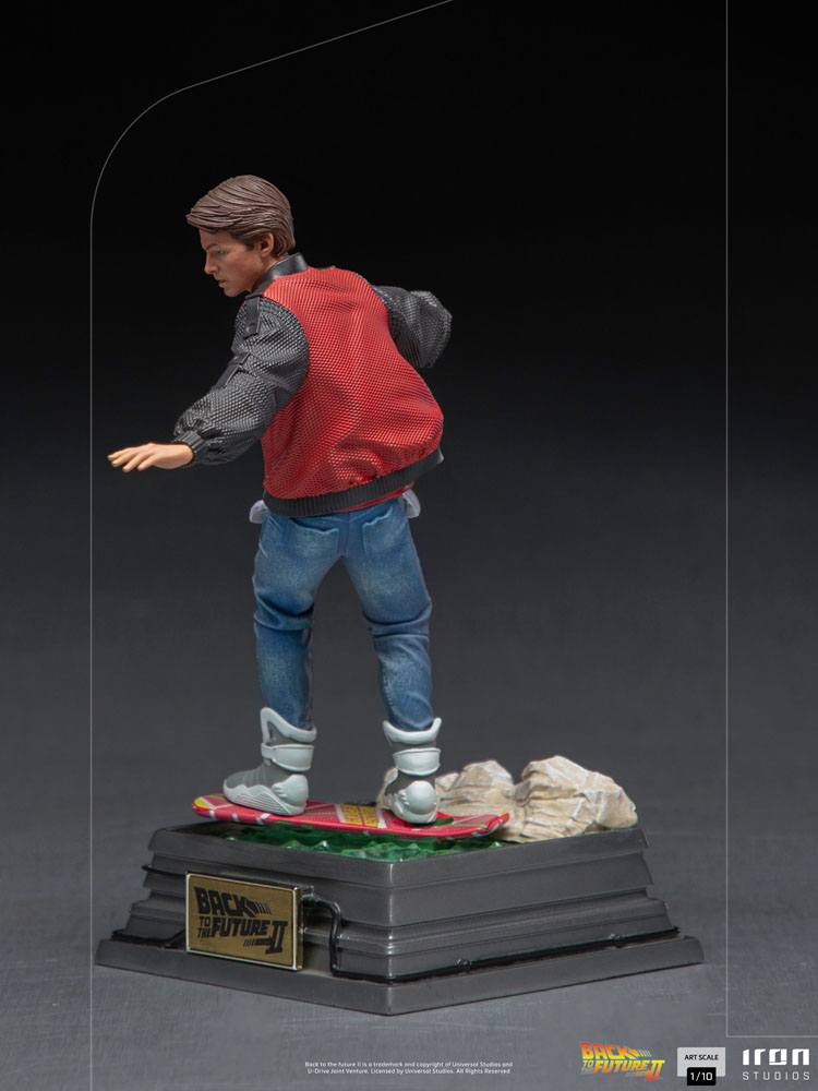 statuette-marty-mcfly-sur-hoverboard-iron-studios