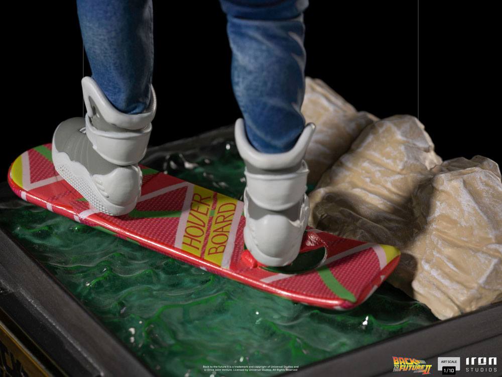 statuette-marty-mcfly-sur-hoverboard-iron-studios