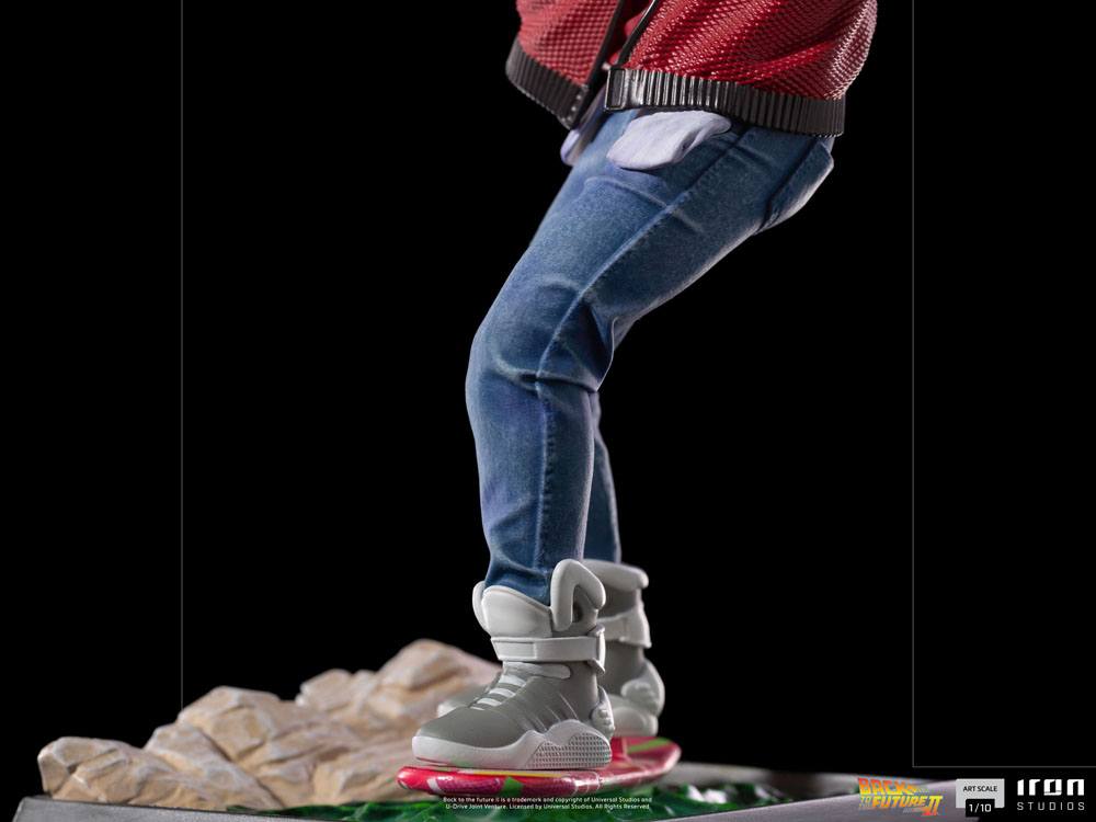 statuette-marty-mcfly-sur-hoverboard-iron-studios