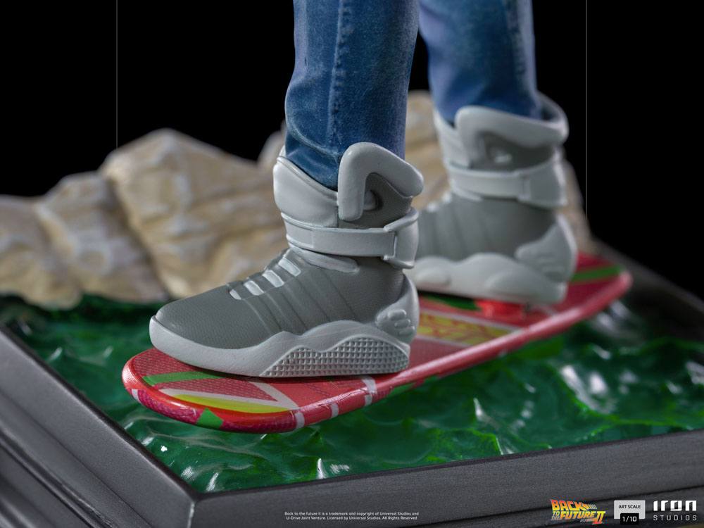 statuette-marty-mcfly-sur-hoverboard-iron-studios