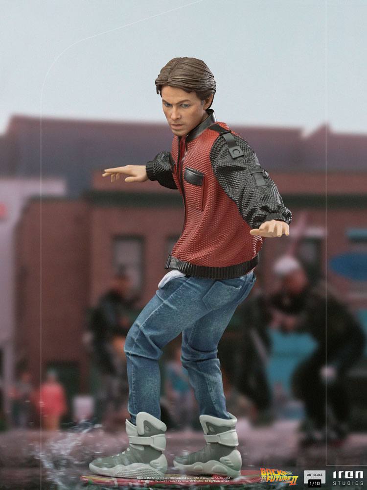 statuette-marty-mcfly-sur-hoverboard-iron-studios