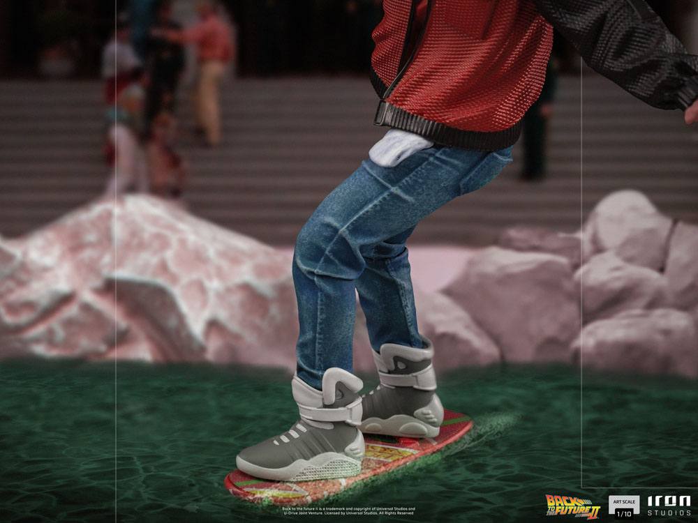 statuette-marty-mcfly-sur-hoverboard-iron-studios