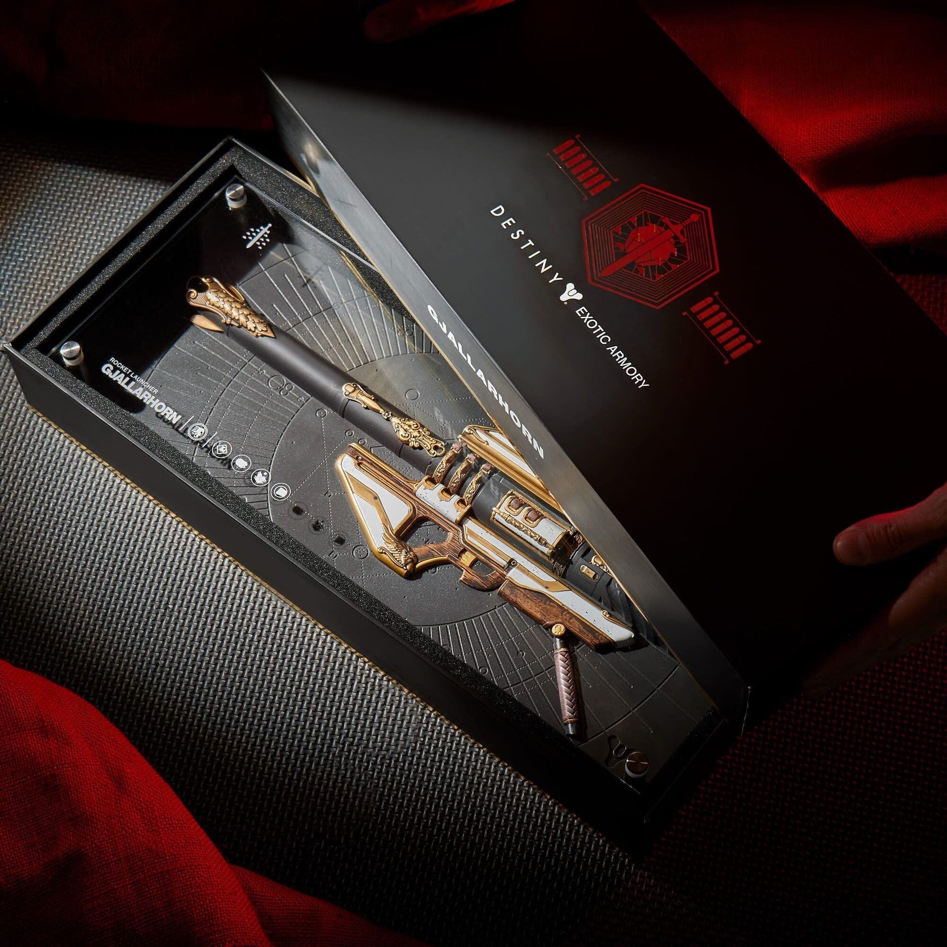 Plaque Réplique Destiny Exotic Armory Collection "Gjallarhorn"