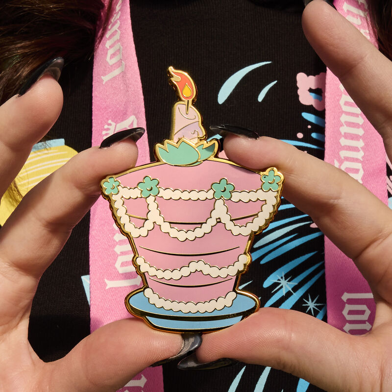 Photo produit - Pin's Alice au Pays des Merveilles - Unbirthday Cake