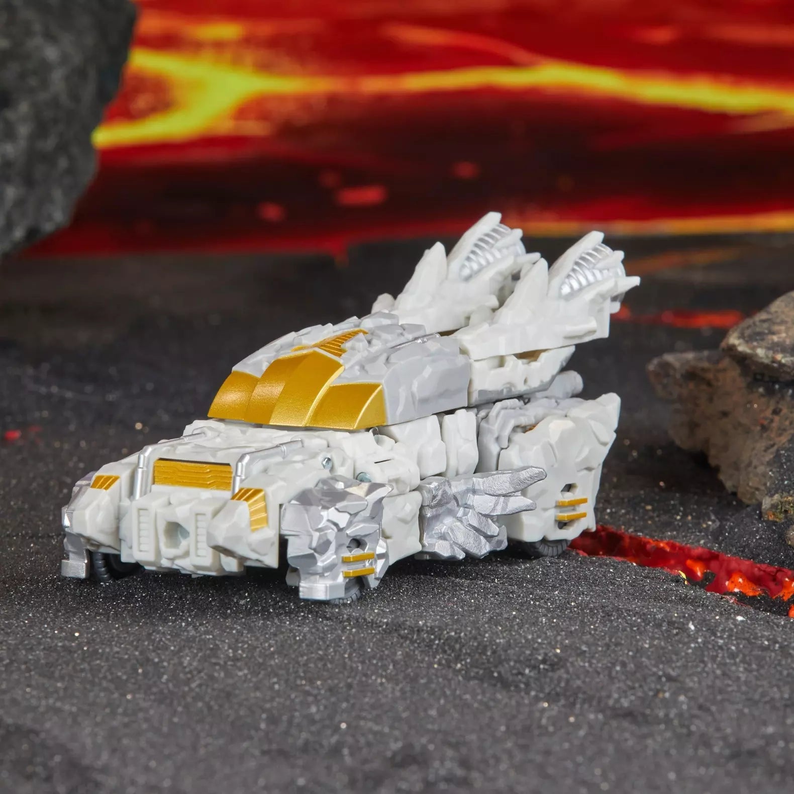 transformers-generations-legacy-united-infernac-universe-nucleous-hasbro