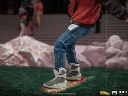 statuette-marty-mcfly-sur-hoverboard-iron-studios